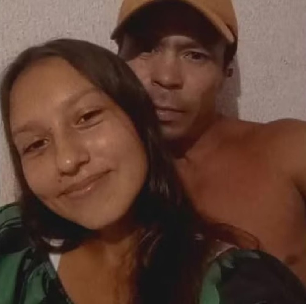 Adolescente é morta a facadas pelo ex enquanto estava com bebê no colo