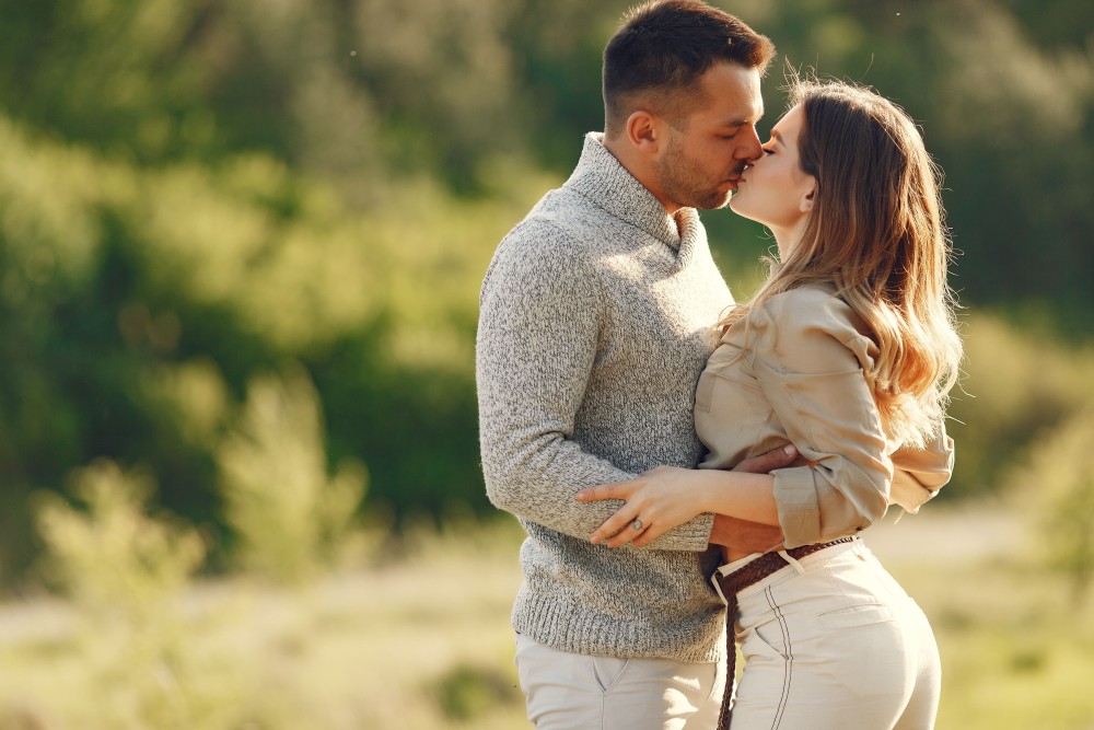 Homens que se relacionam com mulheres mais jovens tendem a ser mais felizes, afirma pesquisa