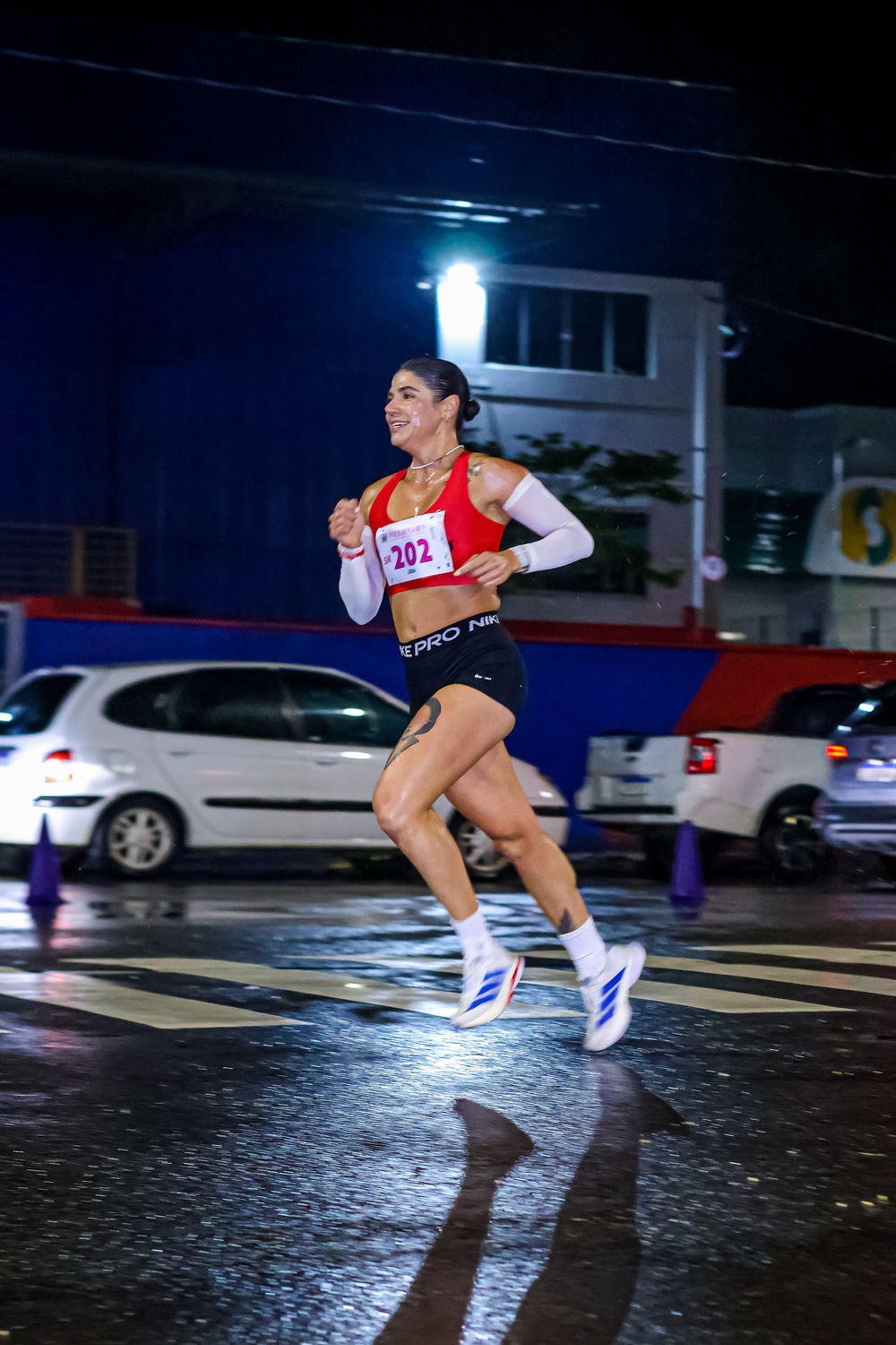 Lêda Maira Batista conquista a 1ª Corrida Pace Rosa Run nos 5 km femininos noturnos e celebra vitória em casa
