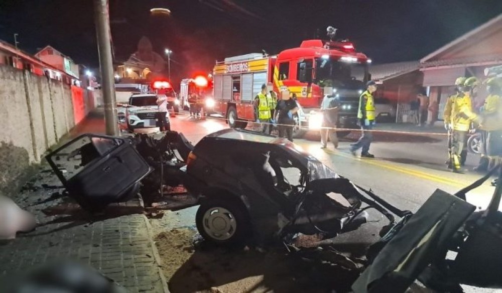 Carro se parte ao meio após bater contra poste e deixa homem morto em SC