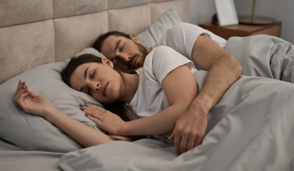 Você sabia que dormir de conchinha faz bem pra saúde?