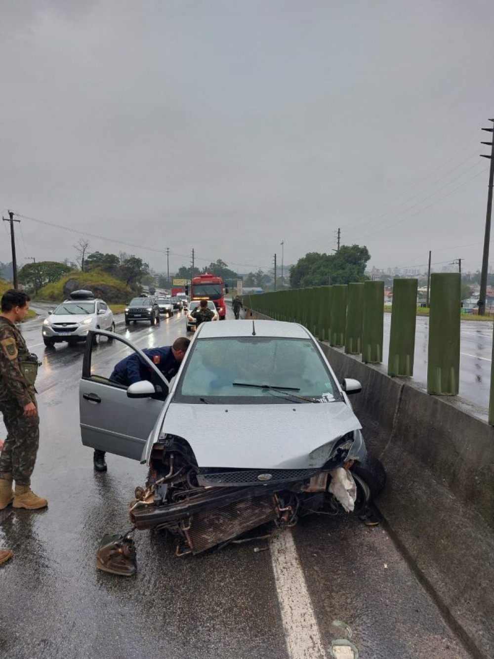 Carro colide contra mureta da BR-101 e deixa dois feridos