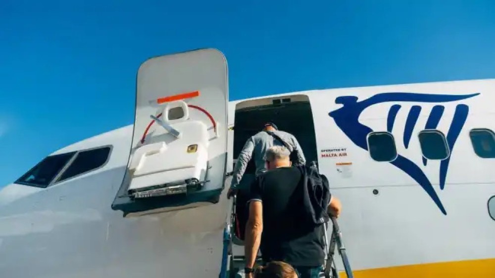 Passageiro é parcialmente sugado para fora de avião após janela romper