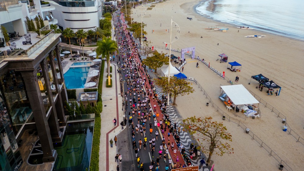Com 2 mil atletas, Corrida Brisas 2026 une movimento feminino, autocuidado e diversão neste fim de semana em Balneário Camboriú