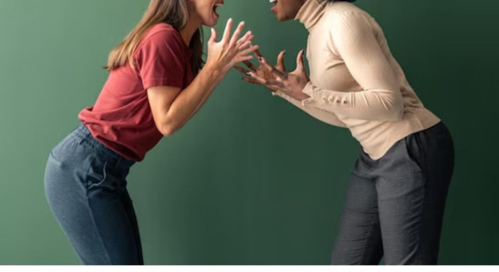 Babado forte entre duas namoradas é assunto nos bastidores sociais de Jaraguá