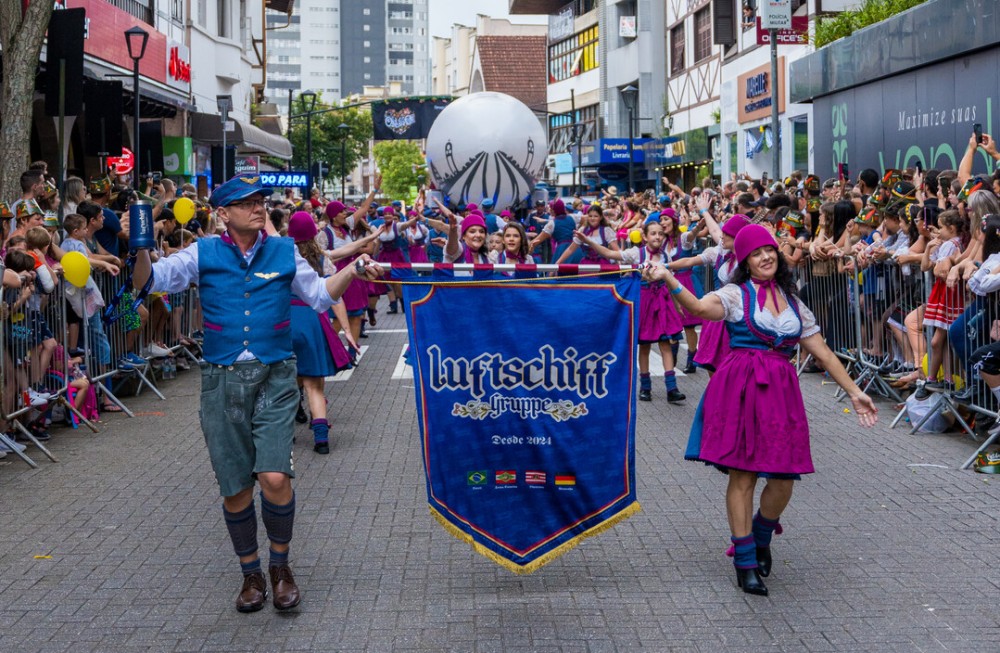 Luftschiff Gruppe celebra três anos na Oktoberfest Blumenau revivendo a história dos dirigíveis na Rua XV de Novembro 