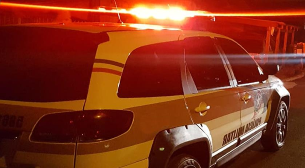 Homem ameaça matar companheira com arma após discussão