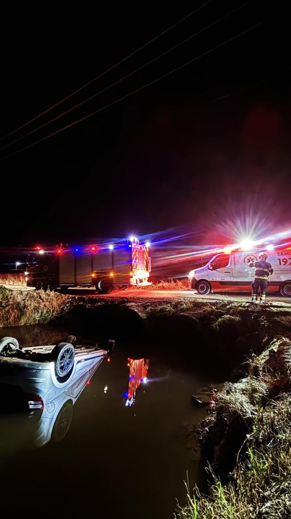 Carro cai em vala e motorista fica preso dentro do veículo em Guaramirim