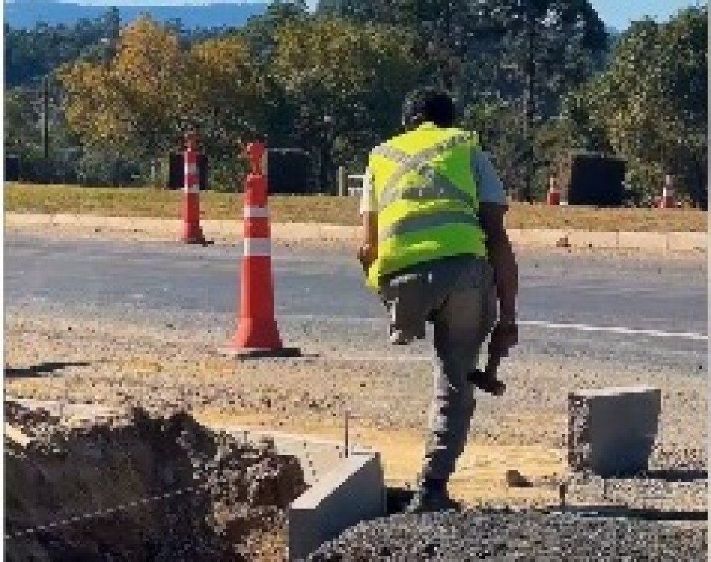 VÍDEO: Trabalhador de uma perna chama atenção em obra na SC-108