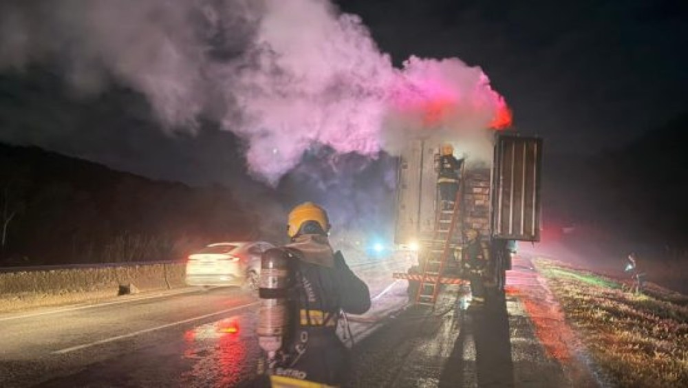 Caminhão que transportava carne pega fogo na BR-101