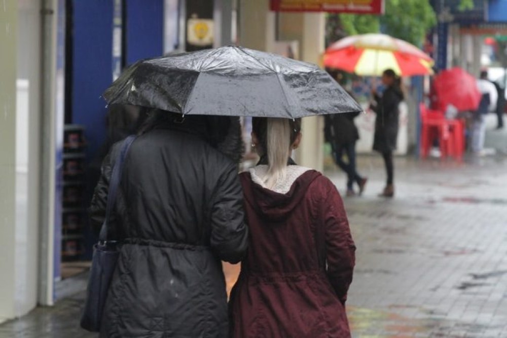Chuva e baixas temperaturas devem marcar feriado e fim de semana