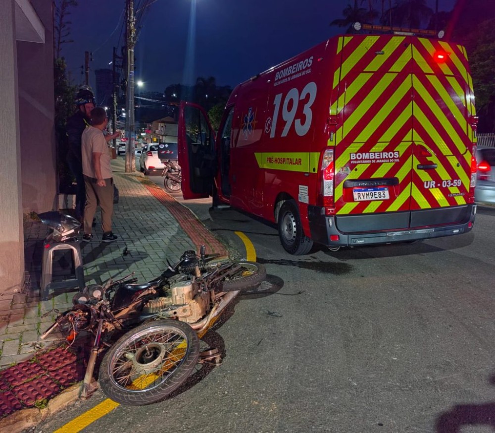 Motociclista fica ferido após colidir contra carro em Jaraguá do Sul