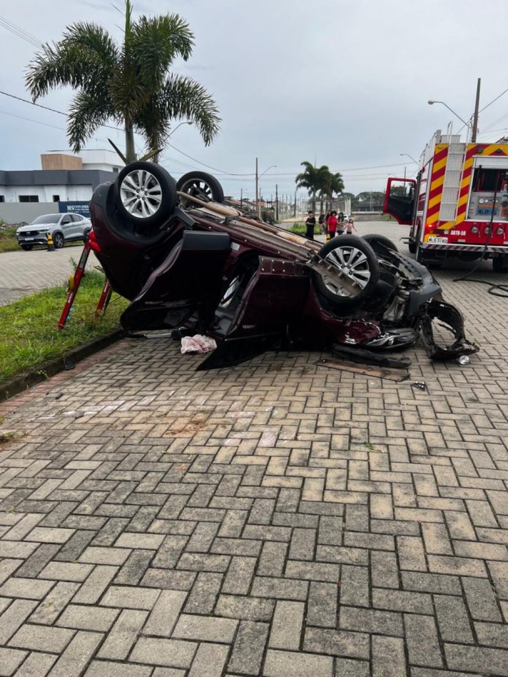 Mulher de 95 anos é retirada de carro após capotamento
