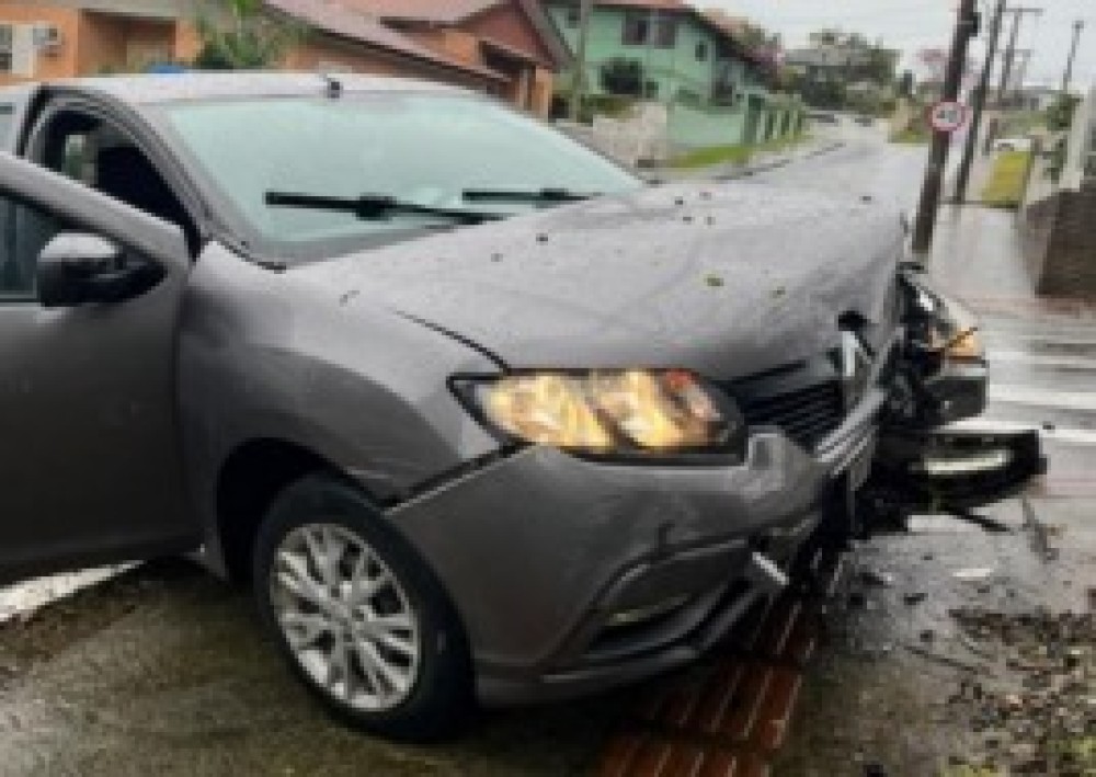 Mulher fica ferida após avançar placa de pare e causar colisão