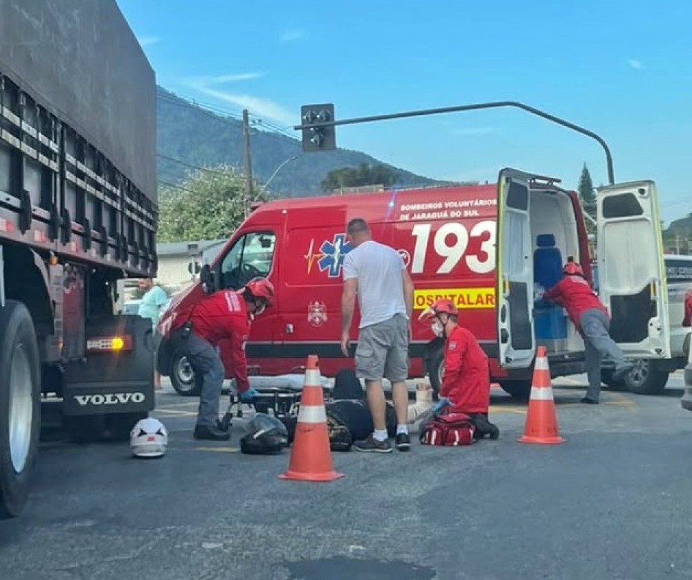 Motociclista fica ferido após colisão com caminhão em Jaraguá do Sul