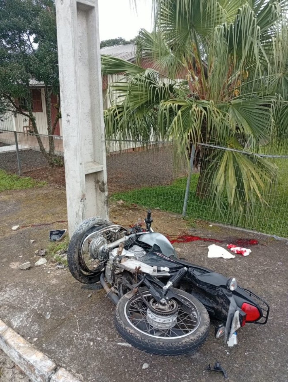 Motociclista fica gravemente ferido após bater contra poste em SC