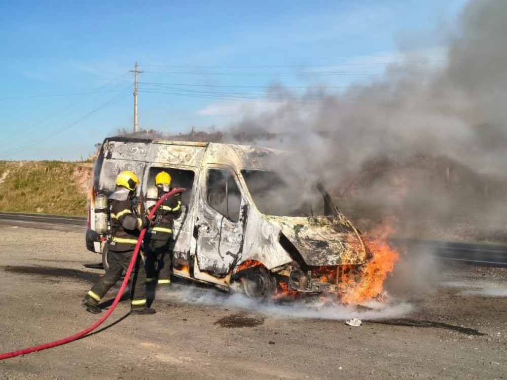 Ambulância que levava criança ferida para hospital pega fogo na BR-282