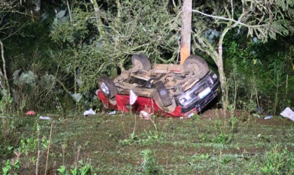 Mulher morre após caminhonete despencar em barranco de 50 metros em SC