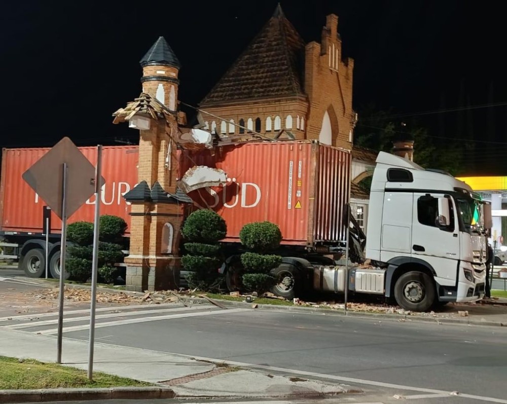 DESASTRE: Caminhão destrói pórtico doado pelo empresário Wandér Weege em Pomerode