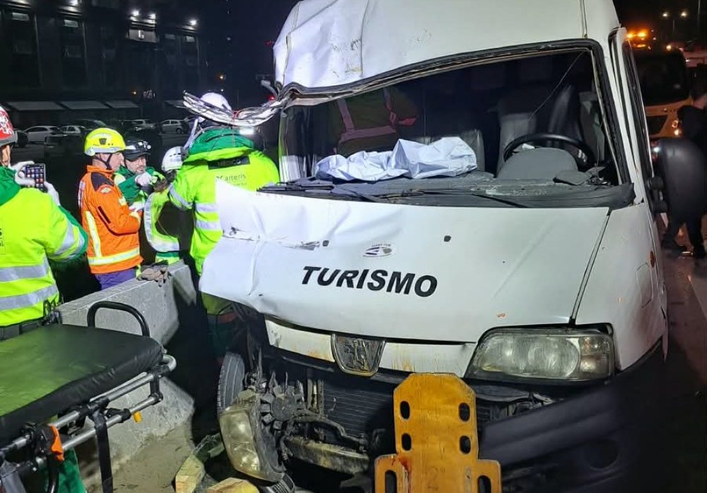 Van que voltava da Oktoberfest se envolve em colisão com caminhão na BR-101