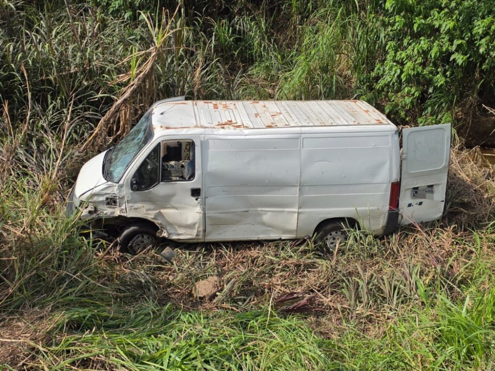 Colisão entre van e carro é registrada na BR-280, em Jaraguá do Sul