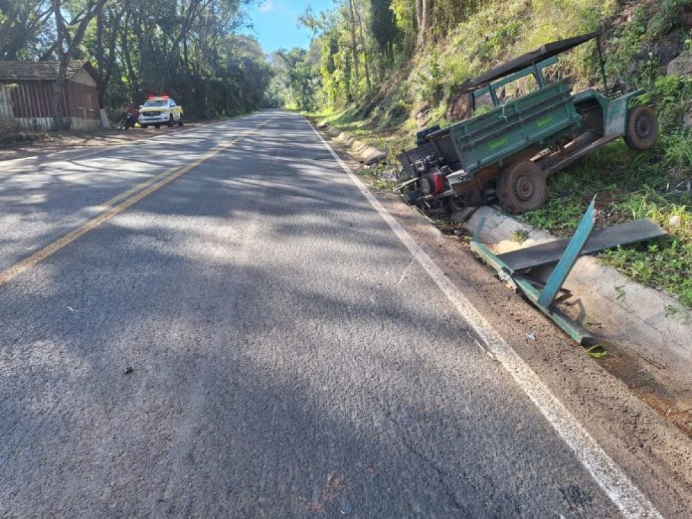 Idoso fica gravemente ferido após colisão entre dois veículos na SC-283