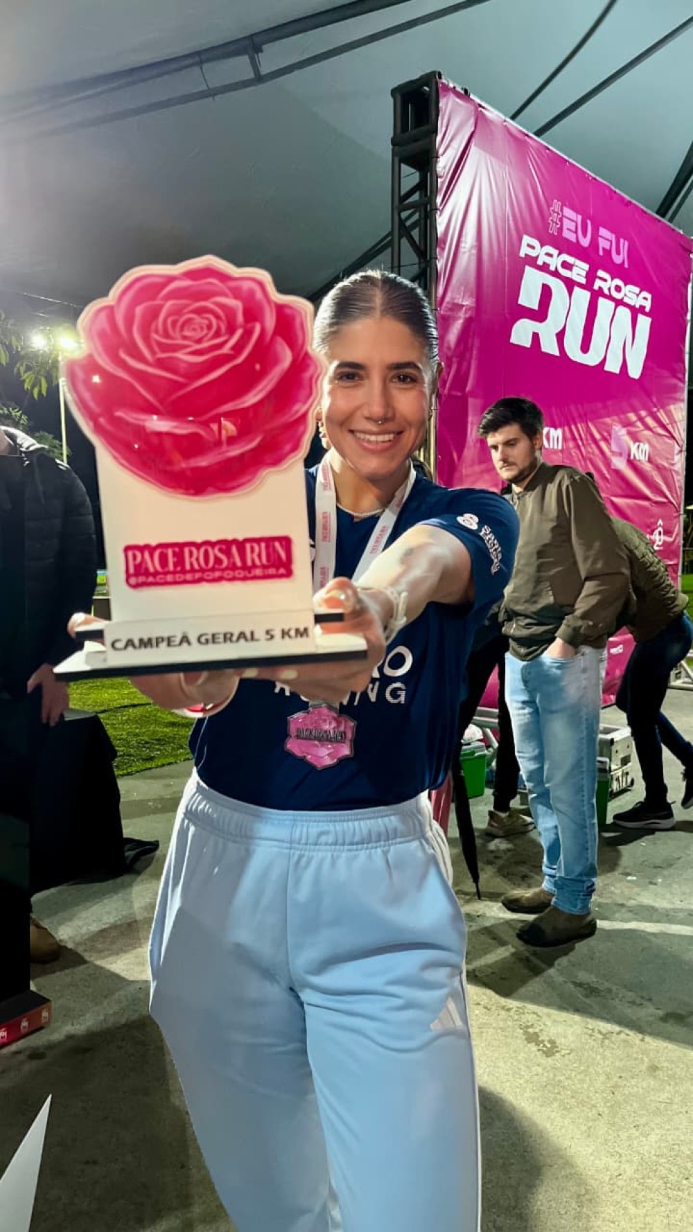 Lêda Maira Batista conquista a 1ª Corrida Pace Rosa Run nos 5 km femininos noturnos e celebra vitória em casa