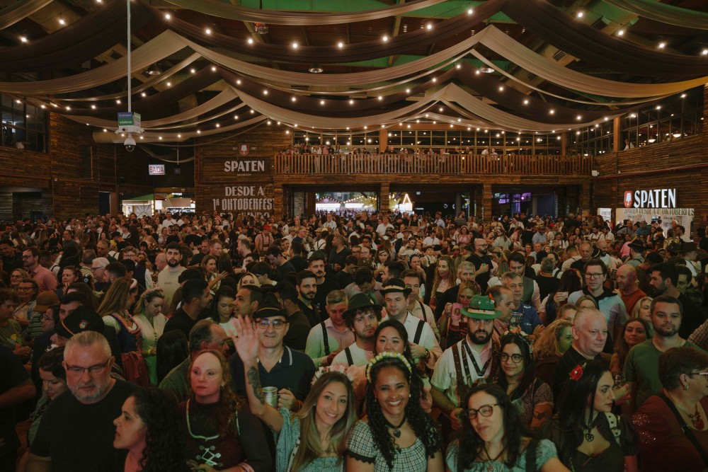 Brinde que une Munique e Blumenau dá início à 41ª Oktoberfest no Brasil