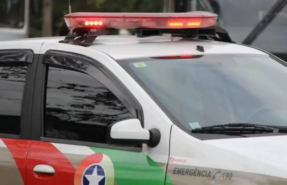 Idosa é encontrada morta com ferimento no pescoço dentro de casa em SC