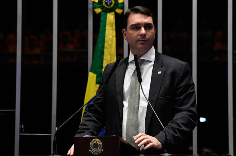 VÍDEO: Flávio Bolsonaro precisa ser escoltado após ser vaiado na Câmara