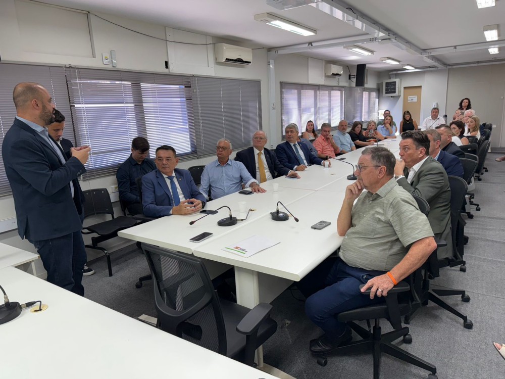 Deputado defende ampliação de leitos e planejamento da saúde na Amvali em reunião com secretário e gestores municipais