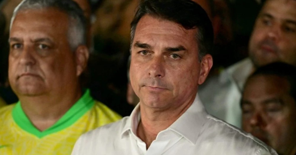 URGENTE: Flávio é intimado pela PF para entregar passaporte por determinação de Moraes