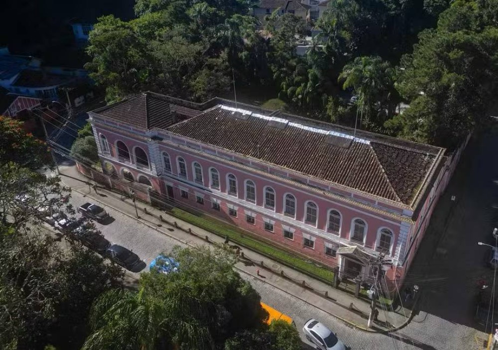Príncipe é trancado para fora de palácio em Petrópolis e caso vai à Justiça