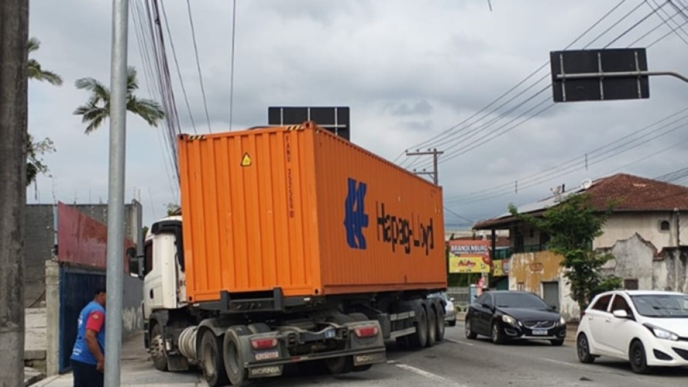 Carreta atinge três veículos ao sair de via lateral em Jaraguá do Sul