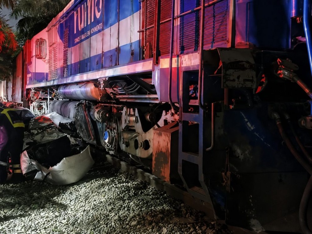 Carro colide com trem e deixa motorista ferido em Jaraguá do Sul