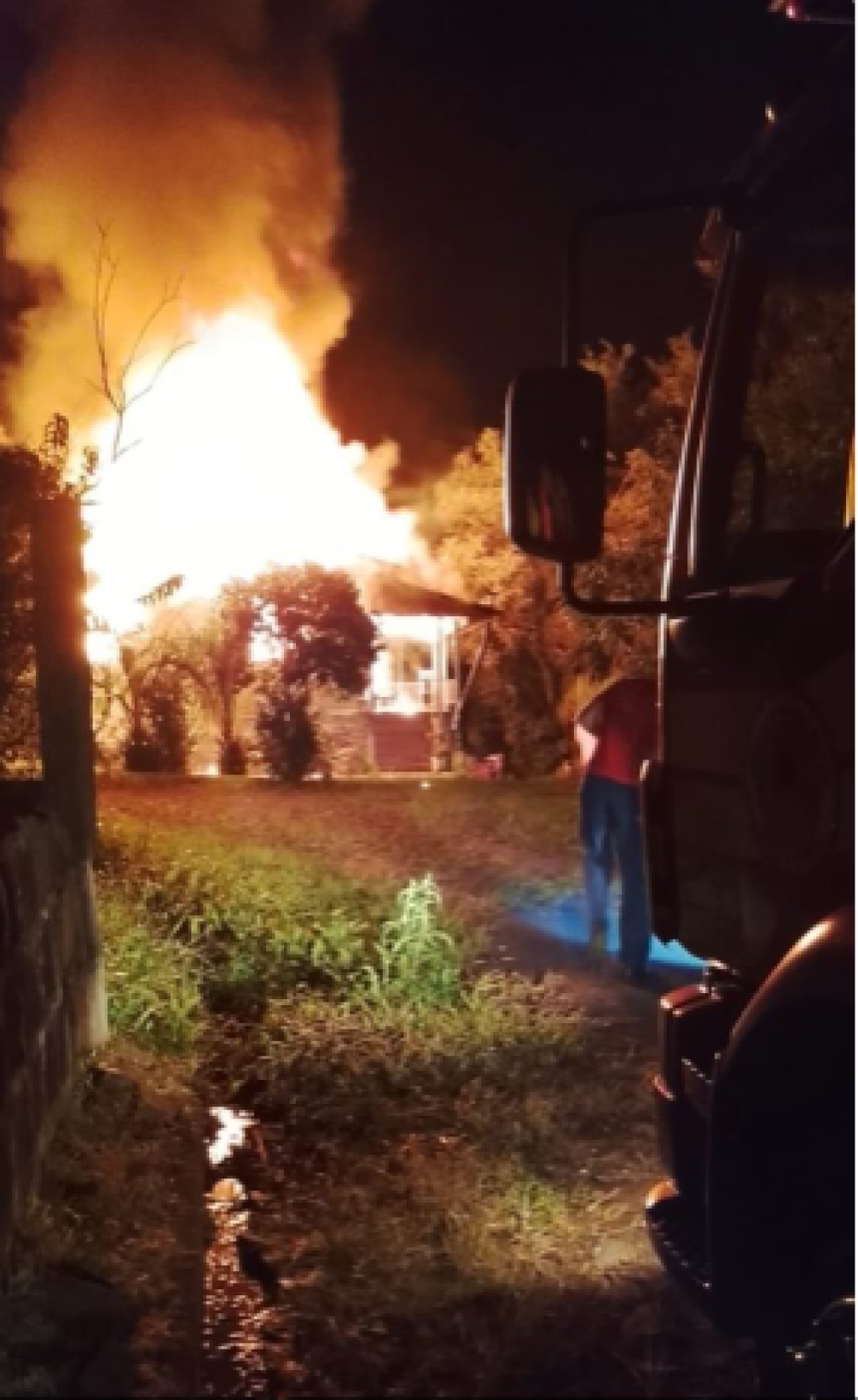 Incêndio destrói casa durante a madrugada 