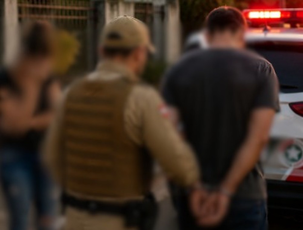 Homem é preso após machucar rosto e rasgar roupas da esposa em Guaramirim