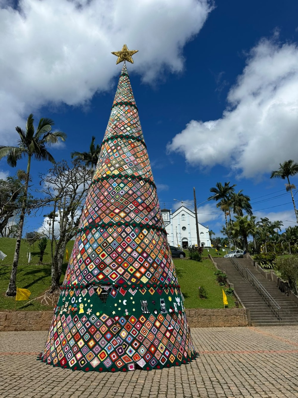 Em Santa Catarina, maior árvore de Natal em crochê do Brasil homenageia São Francisco de Assis