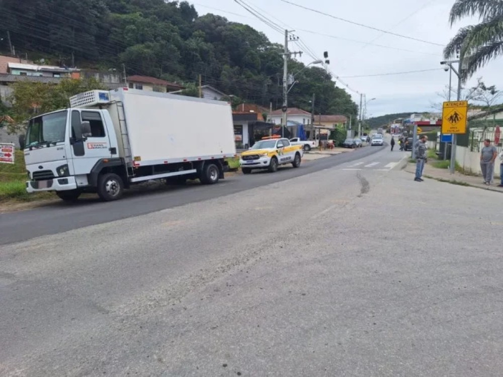Duas estudantes de 12 anos são atropeladas por caminhão; Veja o vídeo