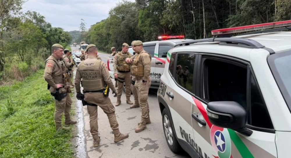 Motorista invade pista contrária e coloca ônibus em risco durante perseguição em Guaramirim