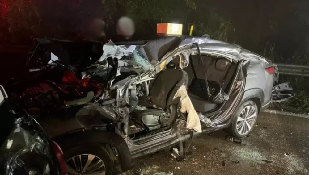 Mulher morre após carro rodar na pista e colidir contra caminhão