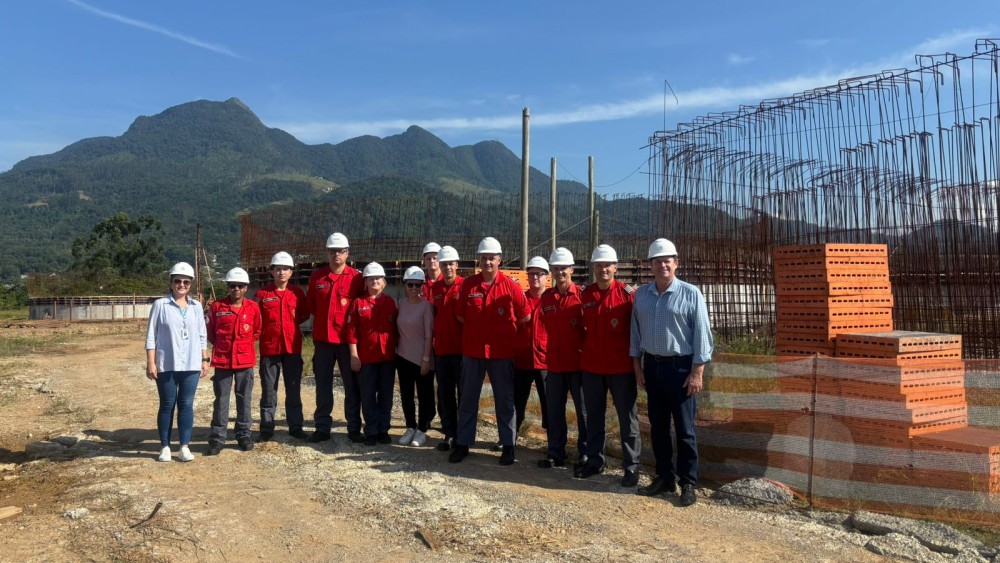 Bombeiros Voluntários visitam obra da ETE Centenário e reforçam integração institucional