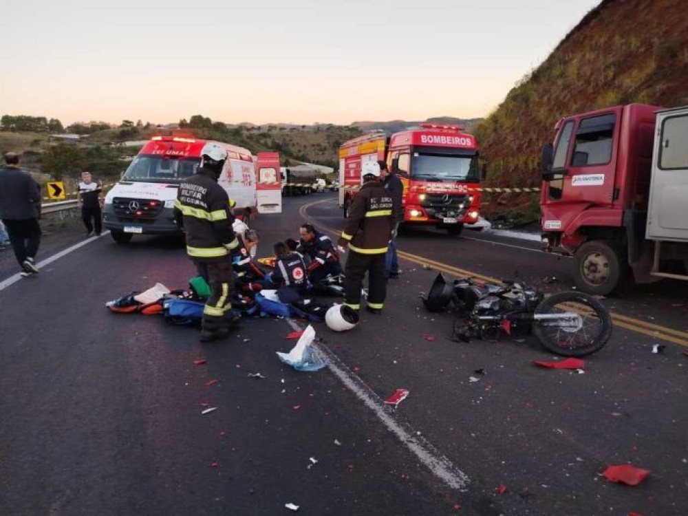 Motociclista morre após colisão frontal com caminhão