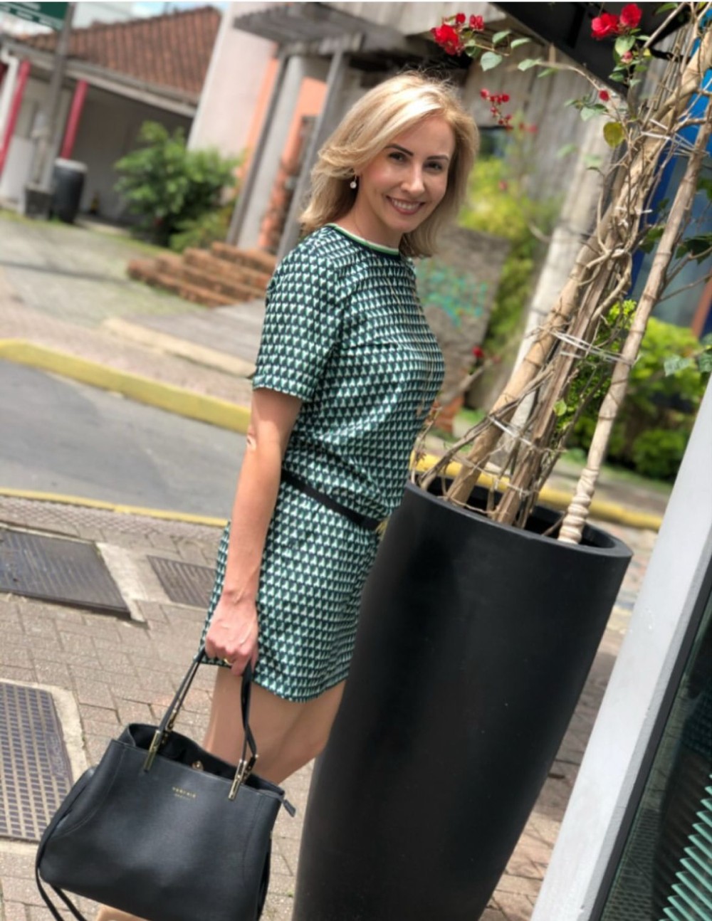 COLUNA DO MOA - Ela também está entre as mulheres mais elegantes de Jaraguá