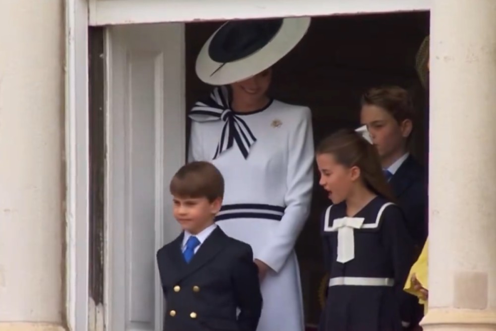 Kate Middleton é vaiada com os filhos em meio a desfile real