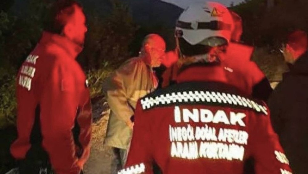 Homem bêbado 'desaparece' e acaba se juntando às buscas por ele mesmo