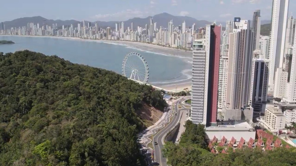 BOMBA: Construção de arranha-céu em Balneário Camboriú é barrada