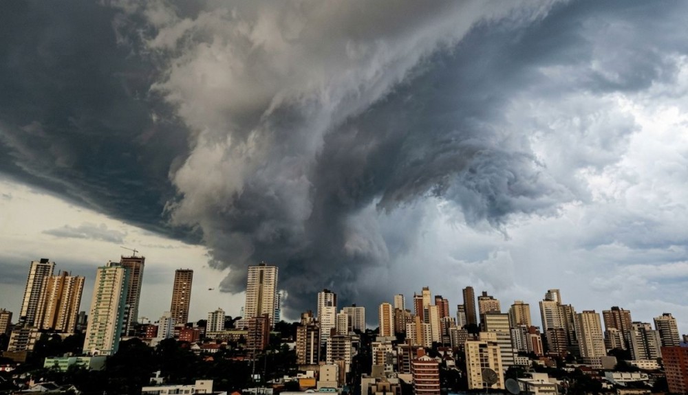 Frente fria traz risco de temporais e chuva intensa a SC nesta segunda