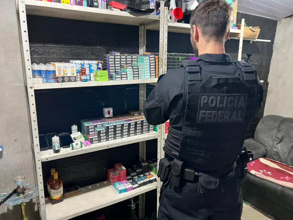 PF faz operação contra contrabando e comércio ilegal de cigarros convencionais e eletrônicos em Jaraguá do Sul