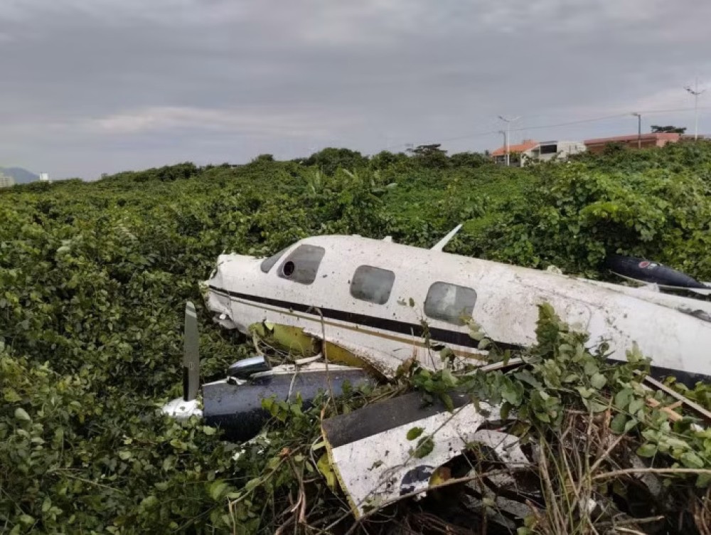 Avião cai em praia de Navegantes